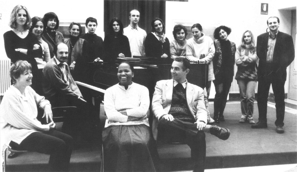 Candace Smith, Sergio Turra, La Verne Jackson and Oreste Palamara (seated) with some members of the Sarah Sheppard Choral Laboratory at Villa Mazzacorati, Bologna in 1997